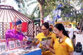 Gian hàng giới thiệu du lịch của Hiệp hội du lịch Mông Cổ nhận được sự quan tâm của các doanh nghiệp lữ hành Việt Nam. (Ảnh: Xuân Khu/TTXVN)