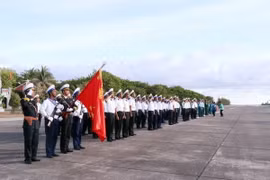 Các chiến sỹ hải quân Trường Sa quyết tâm bảo vệ vùng trời, vùng biển thiêng liêng của Tổ quốc. (Ảnh: Xuân Khu/TTXVN)