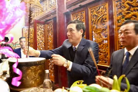 Bí thư Tỉnh ủy Bùi Minh Châu và Chủ tịch UBND tỉnh Bùi Văn Quang dâng hương tưởng nhớ các Vua Hùng. (Ảnh: Đại Lâm/TTXVN)