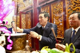 Bí thư Tỉnh ủy Bùi Minh Châu và Chủ tịch UBND tỉnh Bùi Văn Quang dâng hương tưởng nhớ các Vua Hùng. (Ảnh: Đại Lâm/TTXVN)