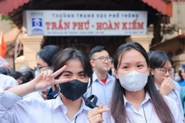 Thí sinh điểm thi Trường THPT Trần Phú-Hoàn Kiếm, quận Hoàn Kiếm, Hà Nội, vui mừng khi hoàn thành tốt môn thi cuối. (Ảnh: Hoàng Hiếu/TTXVN)