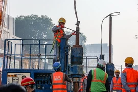 Cán bộ, kỹ sư, công nhân đang nỗ lực làm việc xuyên Tết, đảm bảo tiến độ dự án, sớm đưa đoạn trên cao, tuyến đường sắt đô thị Nhổn-Ga Hà Nội vào hoạt động. (Ảnh: TTXVN)