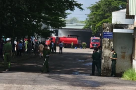 Các lực lượng chức năng thực hiện nhiệm vụ tại hiện trường vụ cháy. (Ảnh: Đậu Tất Thành/TTXVN)