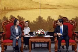 Phó Chủ tịch UBND thành phố Đà Nẵng Trần Chí Cường tiếp bà Emmanuelle Pavillon- Grosser, Tổng Lãnh sự Pháp tại Thành phố Hồ Chí Minh. (Ảnh: Trần Lê Lâm/TTXVN)