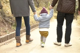 Nhật Bản đặt mục tiêu nâng tỷ lệ nam giới nghỉ chăm sóc trẻ em tại các công ty tư nhân lên 50% vào năm 2025. (Nguồn: NHK)