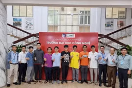 Đội tuyển Việt Nam dự thi Olympic Tin học Châu Á (APIO) 2024 cùng các giáo viên dẫn đoàn tham gia thi trực tuyến tại Trường Đại học Công nghệ-Đại học Quốc gia Hà Nội. (Ảnh: Bộ Giáo dục và Đào tạo/TTXVN phát)