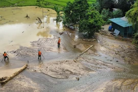 Lực lượng Quân đội vẫn đang tiếp tục tìm kiếm nạn nhân tại Làng Nủ trong ngày thứ 8 xảy ra lũ ống, lũ quét. (Ảnh: Hoàng Hiếu/TTXVN)