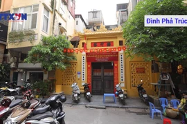 Đình Phả Trúc Lâm tại 40 phố Hàng Hành trở thành một điểm bỏ phiếu. (Ảnh: Lầm Phan/Vietnam+)