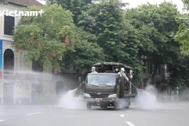 Phun khử khuẩn tại Hà Nội (Ảnh: Hoàng Đạt/Vietnam+)