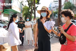 Chủ quán bún ngan trao tặng quà cho người khó khăn (Ảnh: Hoàng Đạt/Vietnam+)
