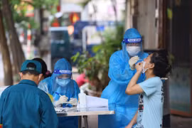 Người dân Thủ đô lấy mẫu xét nghiệm (Ảnh: Hoàng Hiếu/TTXVN)