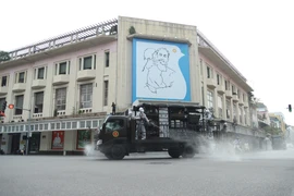 Sáng nay, các lực lượng phun khử khuẩn các khu vực hồ Gươm, trụ sở Ủy ban nhân dân thanh phố, trụ sở Thành uỷ và các tuyến phố Lý Thường Kiệt, Trần Hưng Đạo, các tuyến đường xung quanh phố cổ. (Ảnh: Hoàng Đạt/Vietnam+)