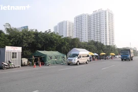 Chốt kiểm dịch tại chân cầu Phù Đồng thông thoáng (Ảnh: Hoàng Đạt/Vietnam+)