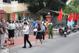 Xếp hàng chờ xác nhận giấy đi đường: Tiềm ẩn nguy cơ lây lan dịch bệnh