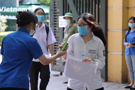 Các tình nguyện viên hỗ trợ thí sinh (Ảnh: Hoàng Đạt/Vietnam+)