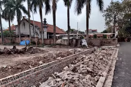 Gần đây, báo chí phản ánh việc khuôn viên chùa Vàng bị đập tường, chặt cây và xây thụt lùi vào phía trong. Cơ quan chức năng đã vào cuộc xử lý. (Ảnh: PV/Vietnam+)