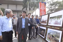 Phó Chủ tịch Thường trực Hội Nhà báo Việt Nam Nguyễn Đức Lợi, Trưởng Ban tổ chức Hội báo toàn quốc 2022 cùng các đại biểu tham quan triển lãm ‘Những nẻo đường xuân.’ (Ảnh: Minh Quyết/TTXVN)
