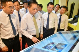 Các đại biểu tham dự triển lãm bên lề hội thảo khoa học Xuất bản Việt Nam-70 năm xây dựng và phát triển. (Ảnh: PV/Vietnam+)
