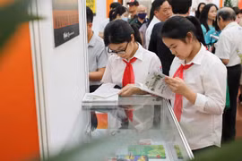 Học sinh háo hức tham giam ngày hội sách, tìm hiểu và đọc những cuốn sách được trưng bày, giới thiệu tại Thư viện Quốc gia. (Ảnh: Thanh Tùng/TTXVN)