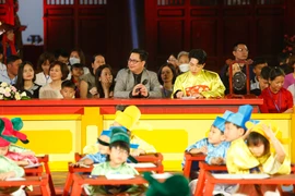 Chương trình có sự tham gia của phó giáo sư-tiến sỹ Nguyễn Thành Nam (Đại học Quốc gia Hà Nội) và ca sỹ Đức Phúc. (Ảnh: VTV)