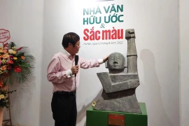 Trung tướng Hữu Ước giới thiệu về tác phẩm điêu khắc đầu tay. (Ảnh: Minh Thu/Vietnam+)