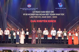 Thứ trưởng Bộ Thông tin và Truyền thông Nguyễn Thanh Lâm và Tổng Giám đốc Thông tấn xã Việt Nam Vũ Việt Trang trao giải Khuyến khích cho tác giả, nhóm tác giả. (Ảnh: Phương Hoa/TTXVN)