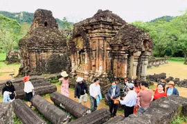 Mỗi ngày có khoảng 10 đoàn khách đến tham quan Di sản Văn hóa thế giới Mỹ Sơn. (Ảnh: Đoàn Hữu Trung/TTXVN)
