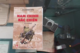 Cuốn sách kể về ký ức chiến trận của cựu chiến binh Hà Minh Sơn. (Ảnh: Minh Thu/Vietnam+)