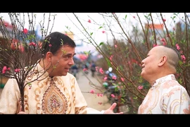 Đại sứ Israel Nadav Eshcar thực hiện video ca nhạc thay lời chúc mừng năm mới an lành dành cho người dân Việt Nam. (Ảnh chụp màn hình)