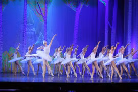 Vở ballet Hồ thiên nga của Nhà hát Nhạc Vũ Kịch Việt Nam. (Ảnh: TTXVN)
