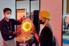 CEO Avril Han (phải) giới thiệu dịch vụ dành cho thú cưng của Sunny Side Up. (Ảnh: Minh Thu/Vietnam+) 
