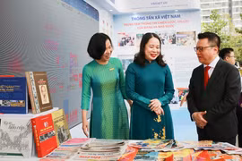 Phó Chủ tịch nước Võ Thị Ánh Xuân thăm gian trưng bày các ấn phẩm báo chí của Thông tấn xã Việt Nam. (Ảnh: TTXVN)