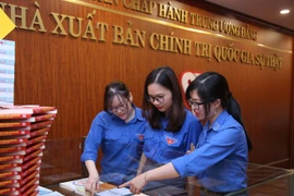 Tủ sách Thanh niên học và làm theo lời Bác gồm hơn 100 tựa sách gồm các tác phẩm của Chủ tịch Hồ Chí Minh cùng nhiều sách ở các mảng đề tài khác. (Ảnh: Đức Hiệp/Vietnam+)