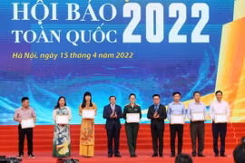 Tổng Biên tập Báo Điện tử VietnamPlus, nhà báo Trần Tiến Duẩn (ngoài cùng bên phải) nhận Giải B dành cho Giao diện Báo Điện tử Ấn tượng. (Ảnh: Tuấn Anh/TTXVN)