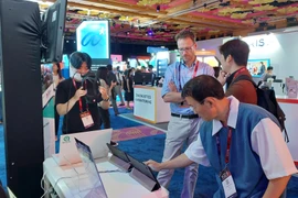 Nhiều người quan tâm đến ứng dụng chẩn đoán, kiểm soát chứng mất trí nhớ ở người già do GoQba Technology cung cấp. (Ảnh: Minh Thu/Vietnam+)