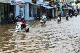 Triều cường gây ngập một số tuyến đường nội ô của thành phố Vĩnh Long. (Ảnh: Phạm Minh Tuấn/TTXVN)