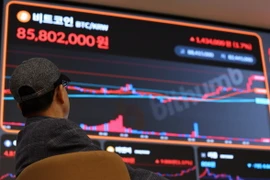 Nhà đầu tư theo dõi biểu đồ giá bitcoin tại Seoul, Hàn Quốc. (Ảnh: Yonhap/TTXVN)