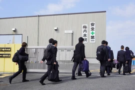 Các quan chức của Bộ Y tế Nhật Bản đến Nhà máy Wakayama của Kobayashi để kiểm tra. (Nguồn: The Japan Times)
