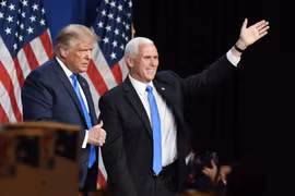 Cựu Tổng thống Mỹ Donald Trump (trái) và cựu Phó Tổng thống Mike Pence. (Ảnh: AFP/TTXVN)