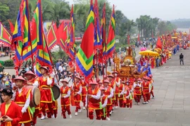 Đoàn rước kiệu của các xã, phường, thị trấn vùng ven về Khu Di tích Lịch sử Quốc gia đặc biệt Đền Hùng. (Ảnh: Tuấn Đức/TTXVN)