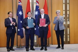 Thủ tướng Phạm Minh Chính và Thủ tướng Australia Anthony Albanese trao Tuyên bố chung về nâng cấp quan hệ lên Đối tác Chiến lược Toàn diện. (Ảnh: Dương Giang/TTXVN)