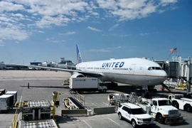 Máy bay Boeing của hãng hàng không United Airlines tại sân bay quốc tế Denver, Colorado, Mỹ. (Ảnh: AFP/TTXVN)