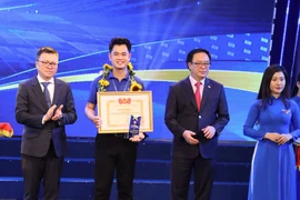 Trao giải thưởng Lý Tự Trọng cho cán bộ đoàn tiêu biểu. (Ảnh: Hoàng Ngà/TTXVN)