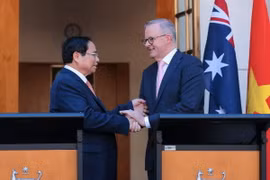 Thủ tướng Phạm Minh Chính và Thủ tướng Anthony Albanese gặp gỡ báo chí và công bố thiết lập quan hệ Đối tác Chiến lược Toàn diện Việt Nam-Autralia. (Ảnh: Dương Giang/TTXVN)