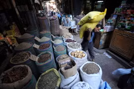 Ngũ cốc được bày bán tại khu chợ ở Cairo, Ai Cập. (Ảnh: AFP/TTXVN)