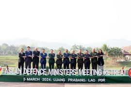 Các trưởng đoàn tham dự Hội nghị Bộ trưởng Quốc phòng ASEAN hẹp chụp ảnh lưu niệm theo kiểu ASEAN tại sự kiện. (Ảnh: Phạm Kiên/TTXVN)