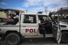 Cảnh sát tuần tra trên đường phố Port-au-Prince, Haiti. (Ảnh: AFP/TTXVN)