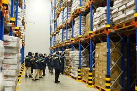 Thứ trưởng Bộ Nông nghiệp và Phát triển Nông thôn Phùng Đức Tiến trực tiếp kiểm tra kho thịt lợn đông lạnh tại Hải Phòng. (Ảnh: Lâm Phan/Vietnam+) 