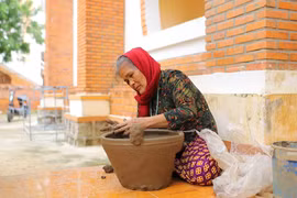 Những người lớn tuổi ngày ngày giữ nghề gốm tại Ninh Thuận (Ảnh: Lâm Phan/Vietnam+)