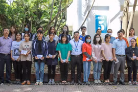 Các sinh viên đến từ vùng lũ được trao tặng những phần quà thiết thực. (Ảnh: Lâm Phan/Vietnam+)